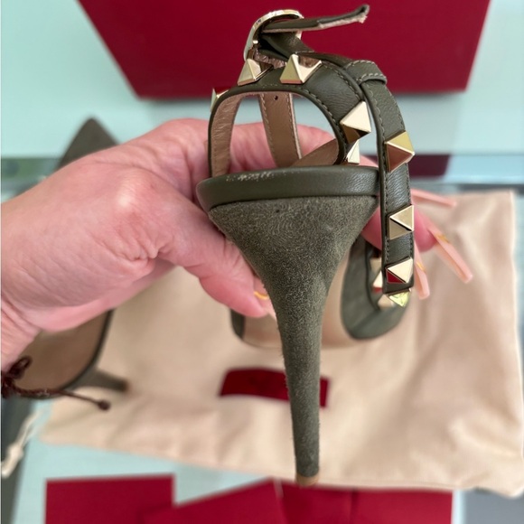 Authentic Valentino Garavani Olive RockStud Pumps - Picture 4 of 13